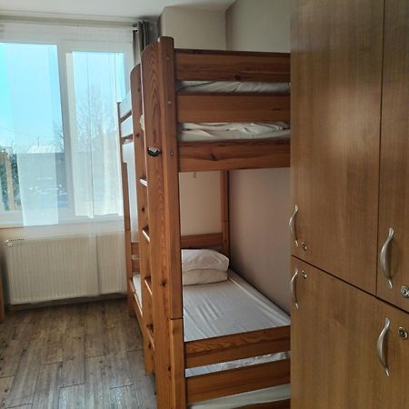 Hostel Ferihegy ベセス エクステリア 写真