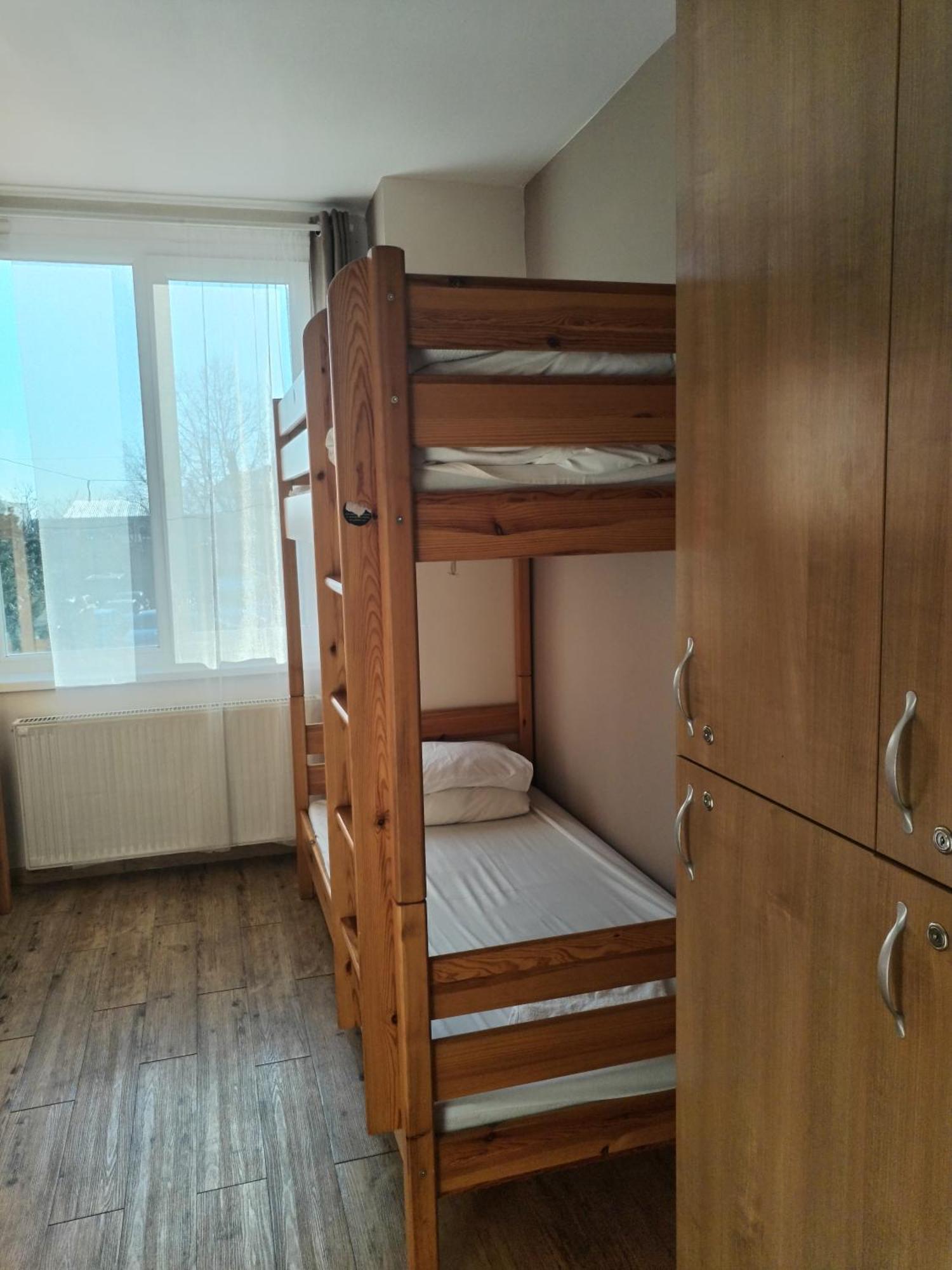 Hostel Ferihegy ベセス エクステリア 写真