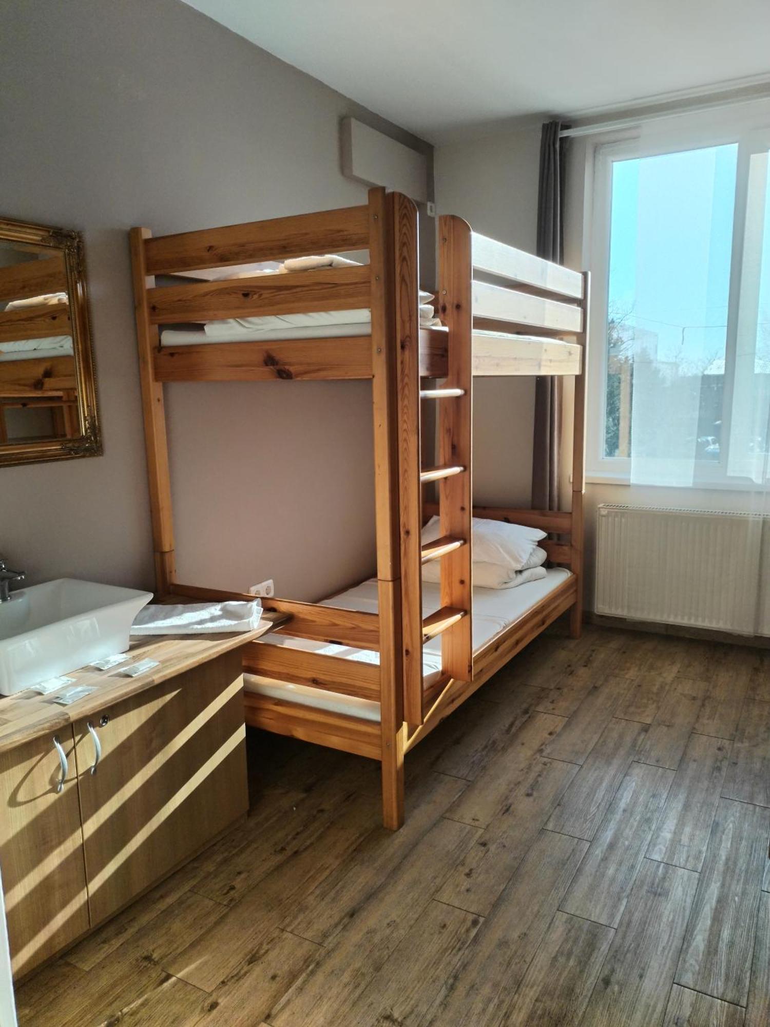 Hostel Ferihegy ベセス エクステリア 写真